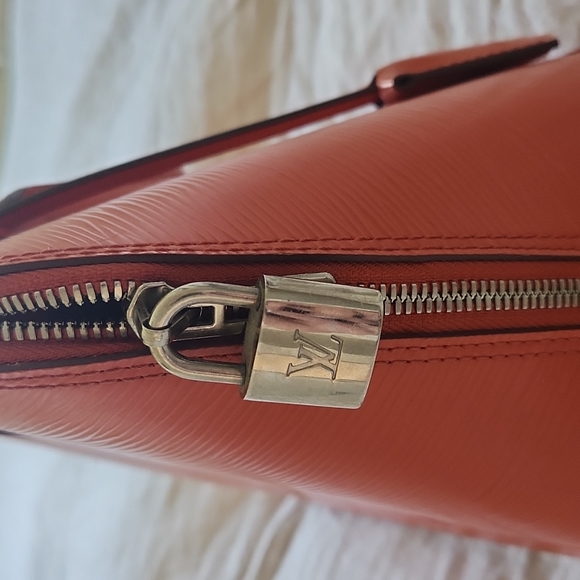 Louis Vuitton Alma - Picture 3 of 7